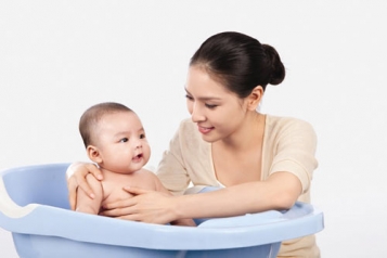 Bác sĩ mách  6 cách chăm sóc trẻ trời lạnh