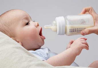 Thực hư chuyện bé uống sữa bò no lâu, bụ bẫm hơn bú mẹ