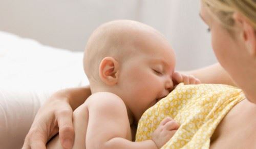 Bé xì hơi nhiều có phải do sữa mẹ hôi tanh