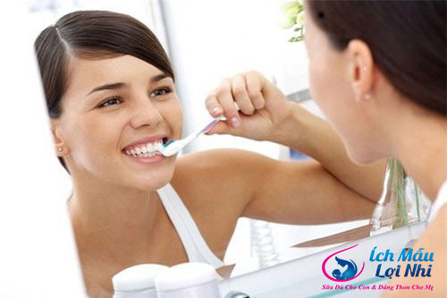 Các bà mẹ sau sinh có thể đánh răng