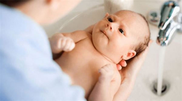 Cách tắm cho trẻ sơ sinh