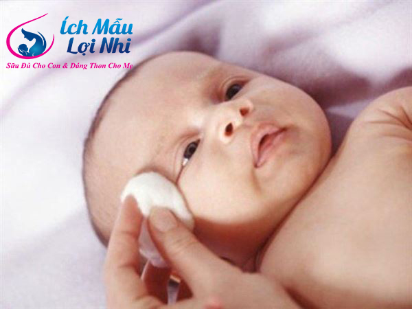 Cách xử lý khi sữa mẹ bắn vào mắt trẻ sơ sinh
