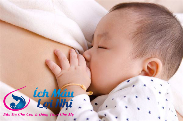 Khi trong sữa mẹ có máu có nên tiếp tục cho con bú được không