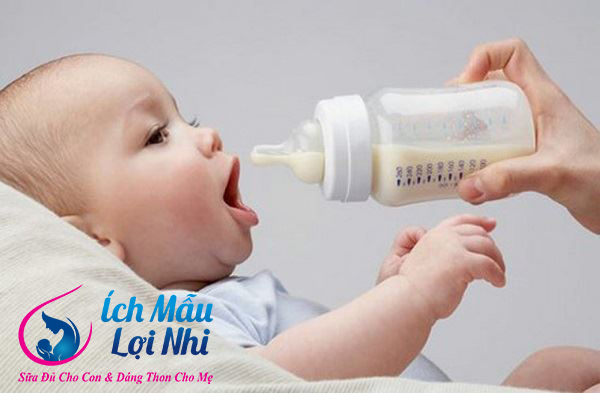 Khuấy đều hoặc lắc đều bình sữa trước khi sử dụng