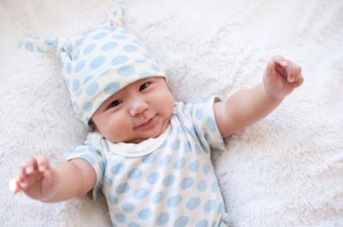 Lựa chọn quần áo phù hợp cho trẻ sơ sinh