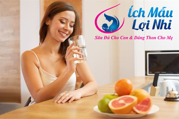 Mẹ nên uống nhiều nước ngay cả khi không khát nhé