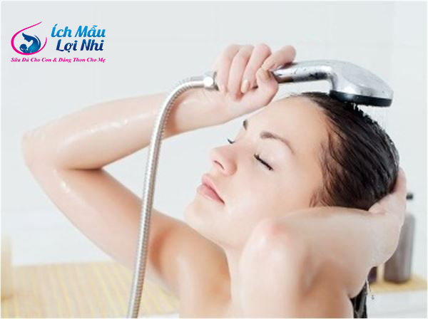 Mẹ sau sinh 1 tuần có thể tắm gội