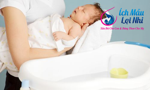 Nên tắm cho trẻ vào khoảng thời gian thích hợp