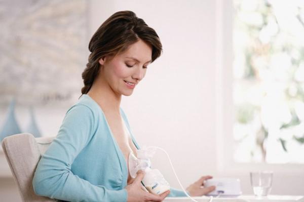 nên vắt sữa ra bình co bé bú