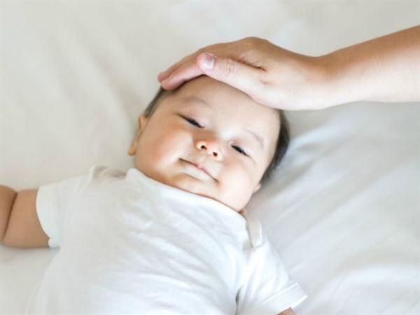 Có nhiều nguyên nhân gây sốt ở trẻ sơ sinh
