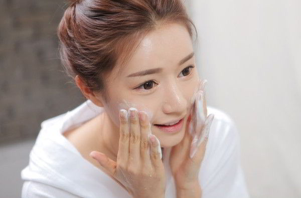 Tẩy trang bằng sữa mẹ