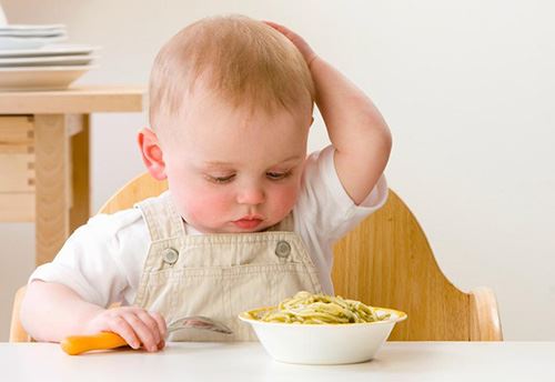 trẻ bị ngộ độc thức ăn